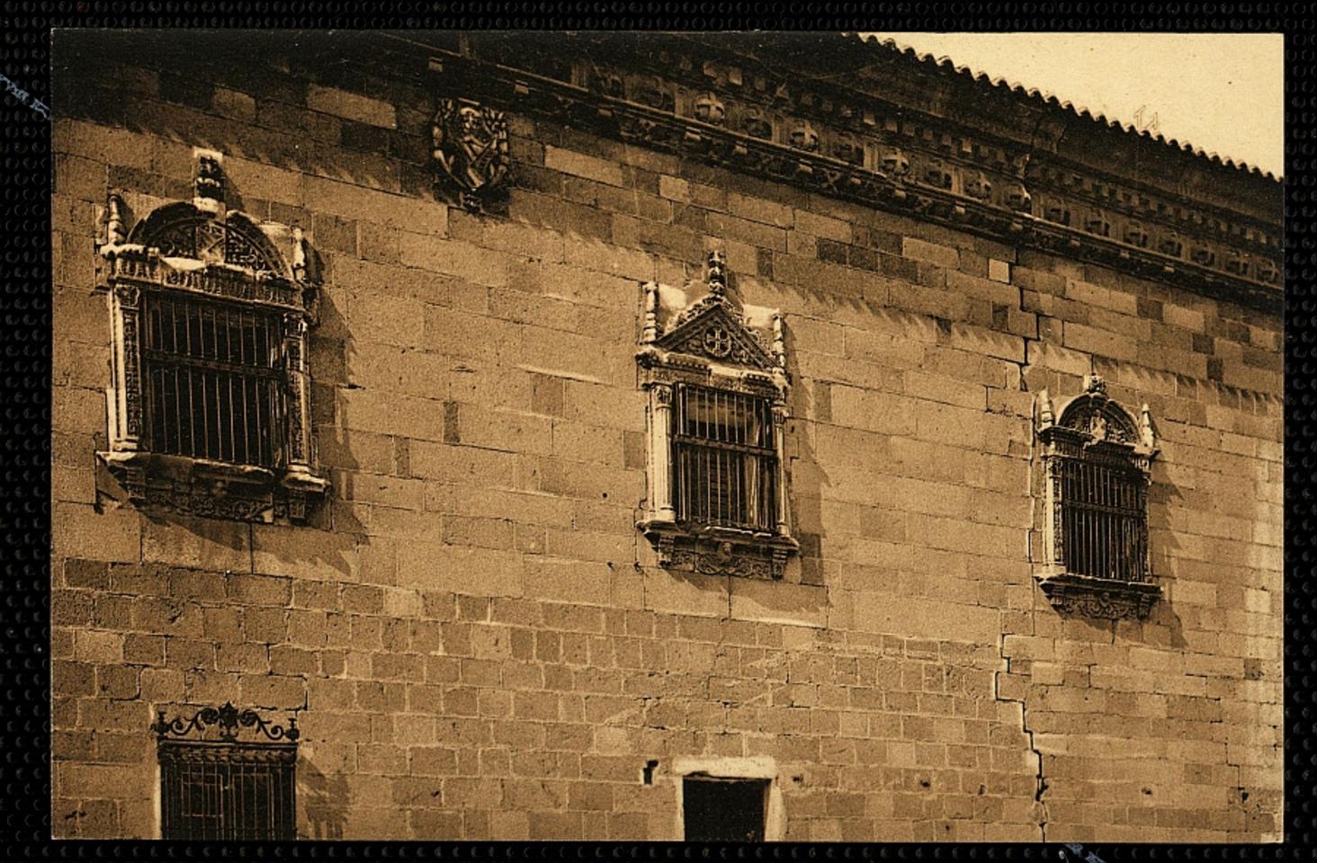 Toledo : Detalle de la fachada del Hospital de Santa Cruz / L. Roisin, fot.-. [Imagen]