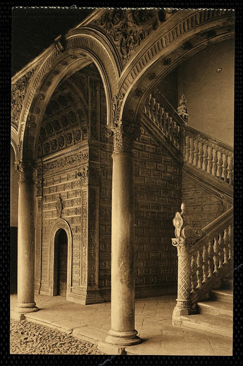 Toledo : Escalera del Hospital de Santa Cruz / L. Roisin, fot.-. [Imagen]