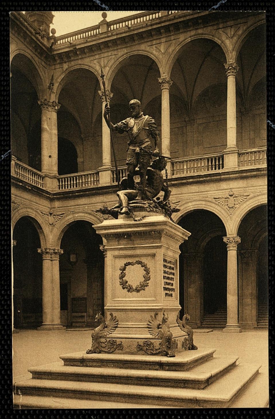 Toledo : Alcázar - Estatua de Carlos Quinto / L. Roisin, fot.-. [Imagen]