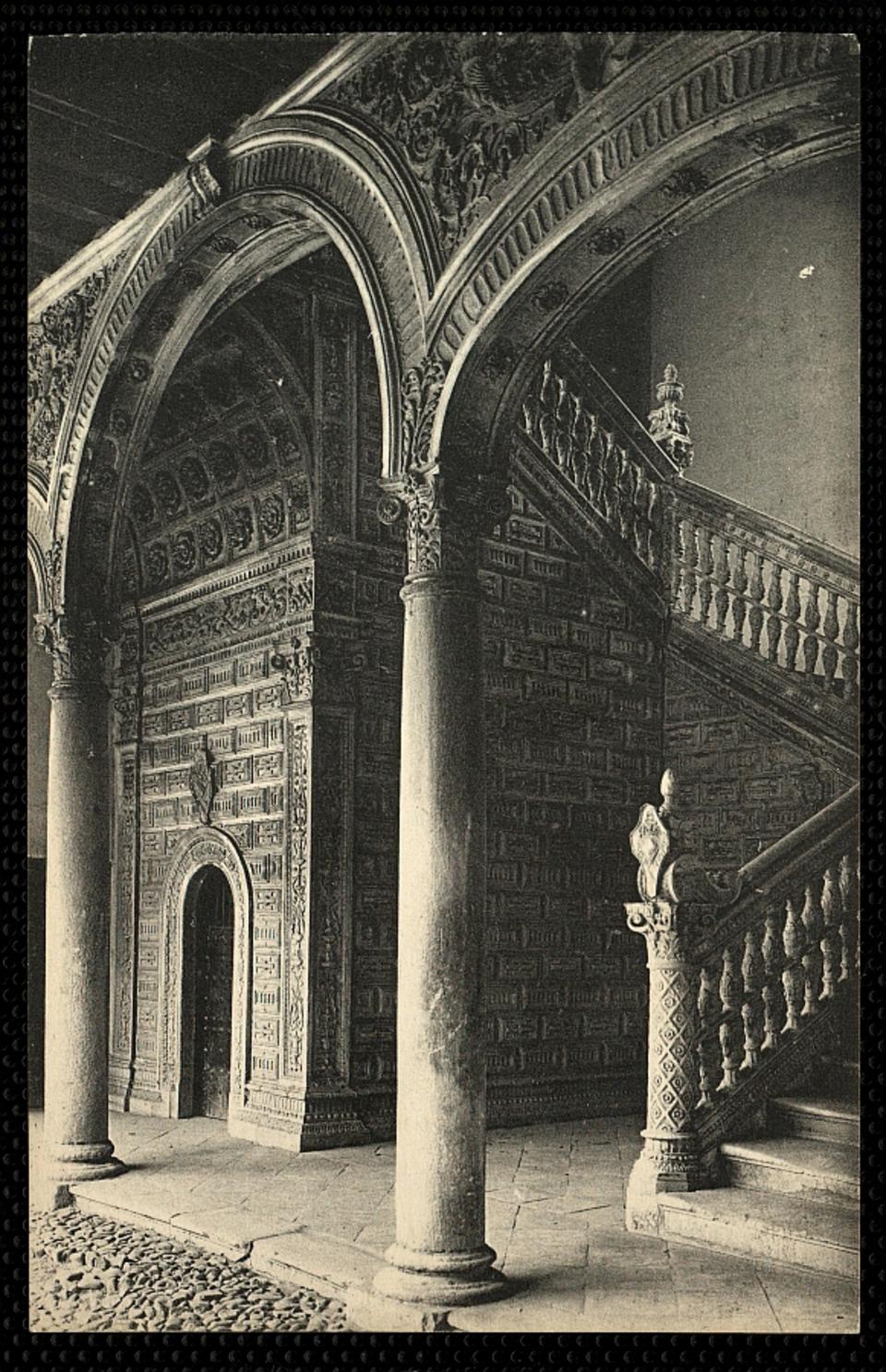 Toledo : Escalera del Hospital de Santa Cruz / L. Roisin, fot.-. [Imagen]