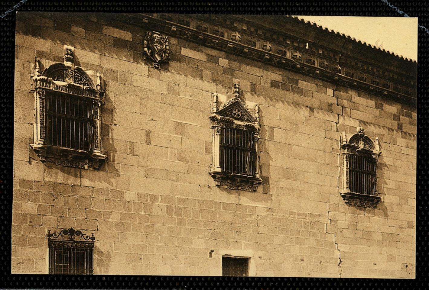 Toledo : Detalle de la fachada del Hospital de Santa Cruz / L. Roisin, fot.-. [Imagen]