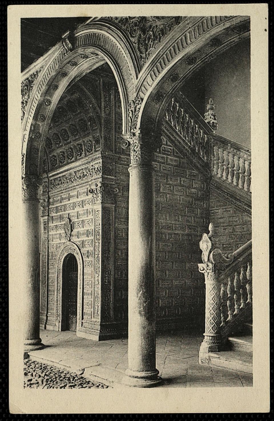 Toledo : Escalera del Hospital de Santa Cruz / L. Roisin, fot.-. [Imagen]