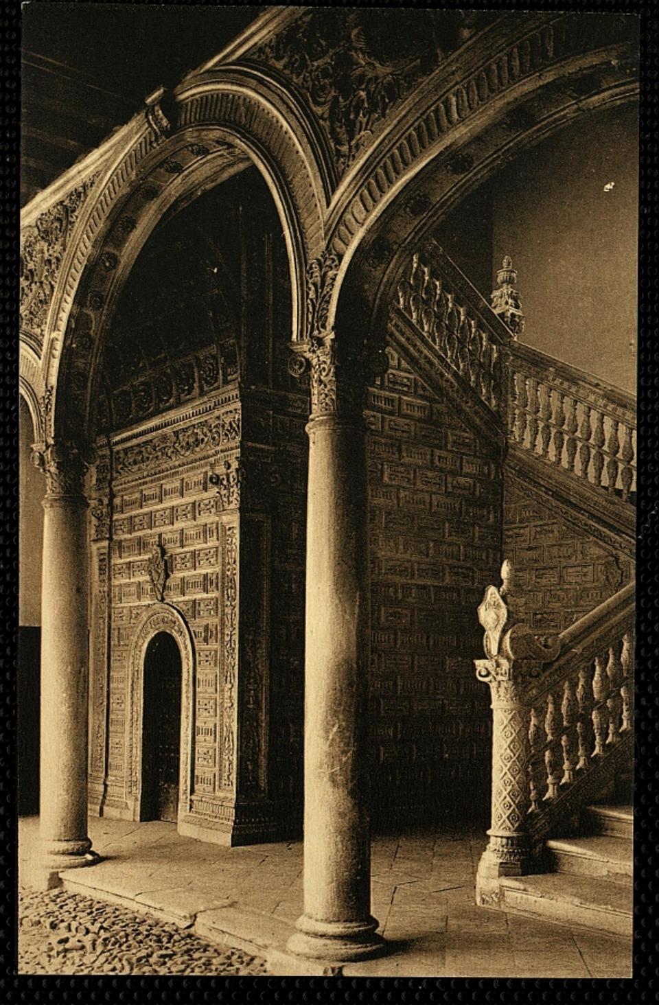 Toledo : Escalera del Hospital de Santa Cruz / L. Roisin, fot.-. [Imagen]