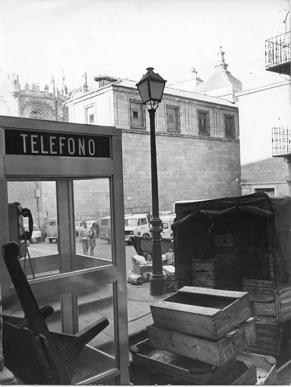 Cabina telefónica en la plaza Mayor. [Imagen]