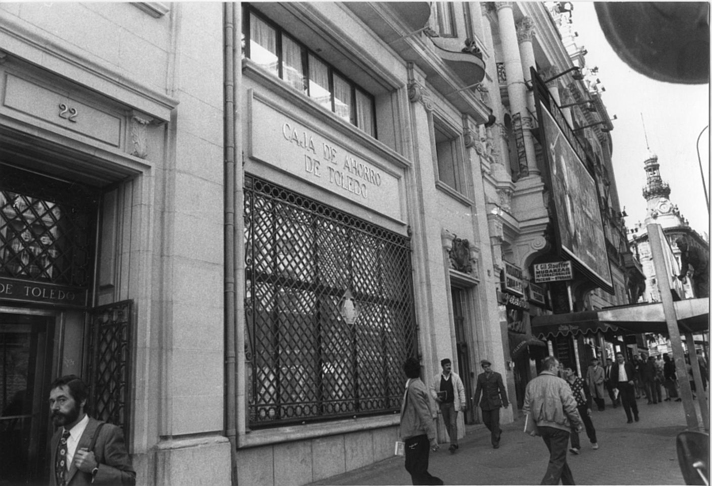 Fachada de la Caja de Ahorro de Toledo en la calle Gran Vía, núm. 22 de Madrid. [Imagen]